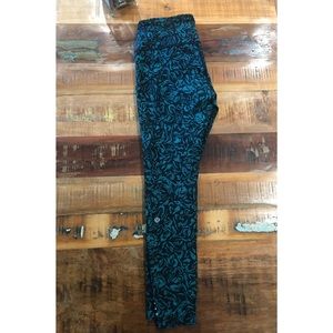 PRINTED LULULEMON LEGGINGS